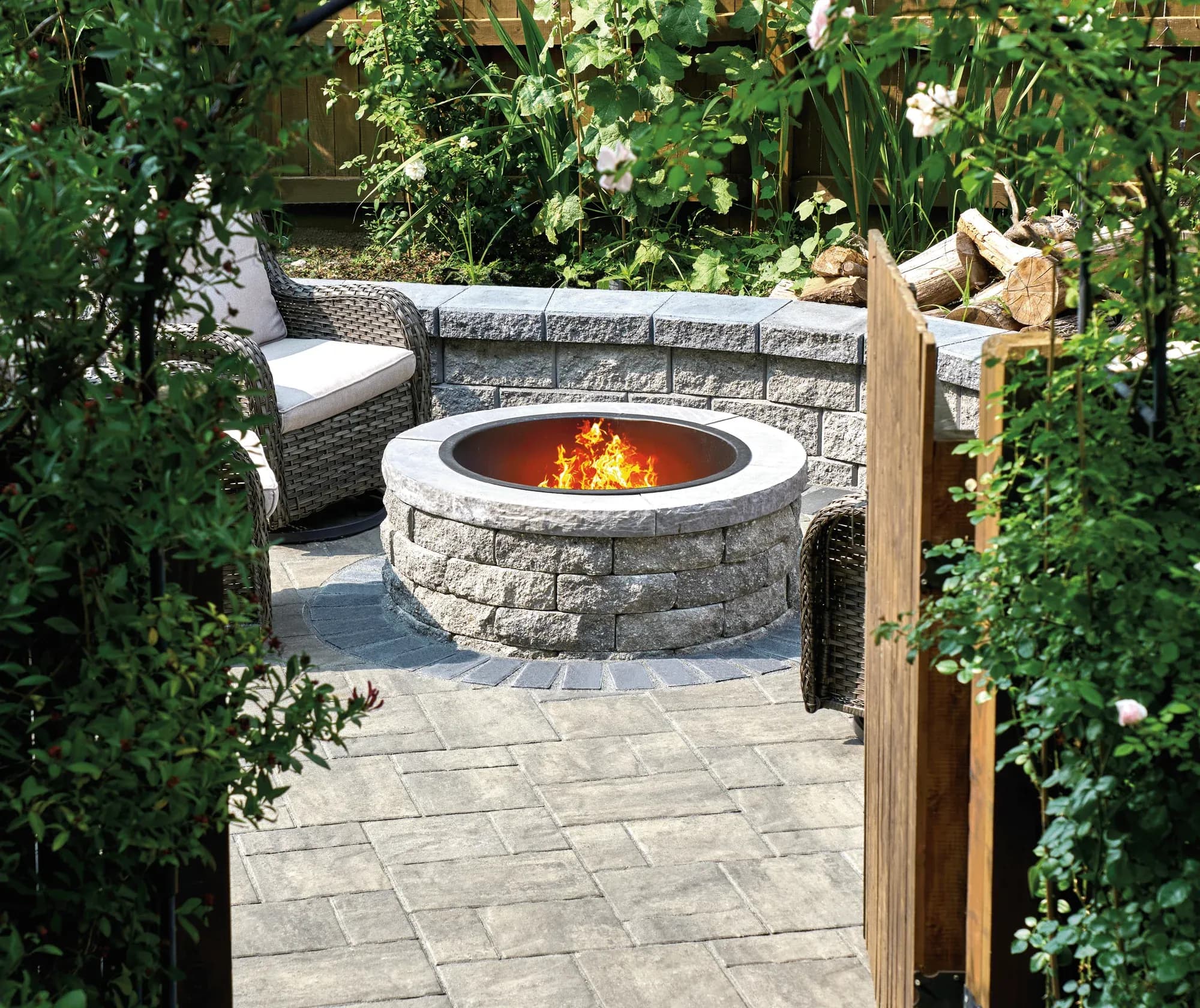 Ideal manufacturer photo: fire pit with curved seating wall