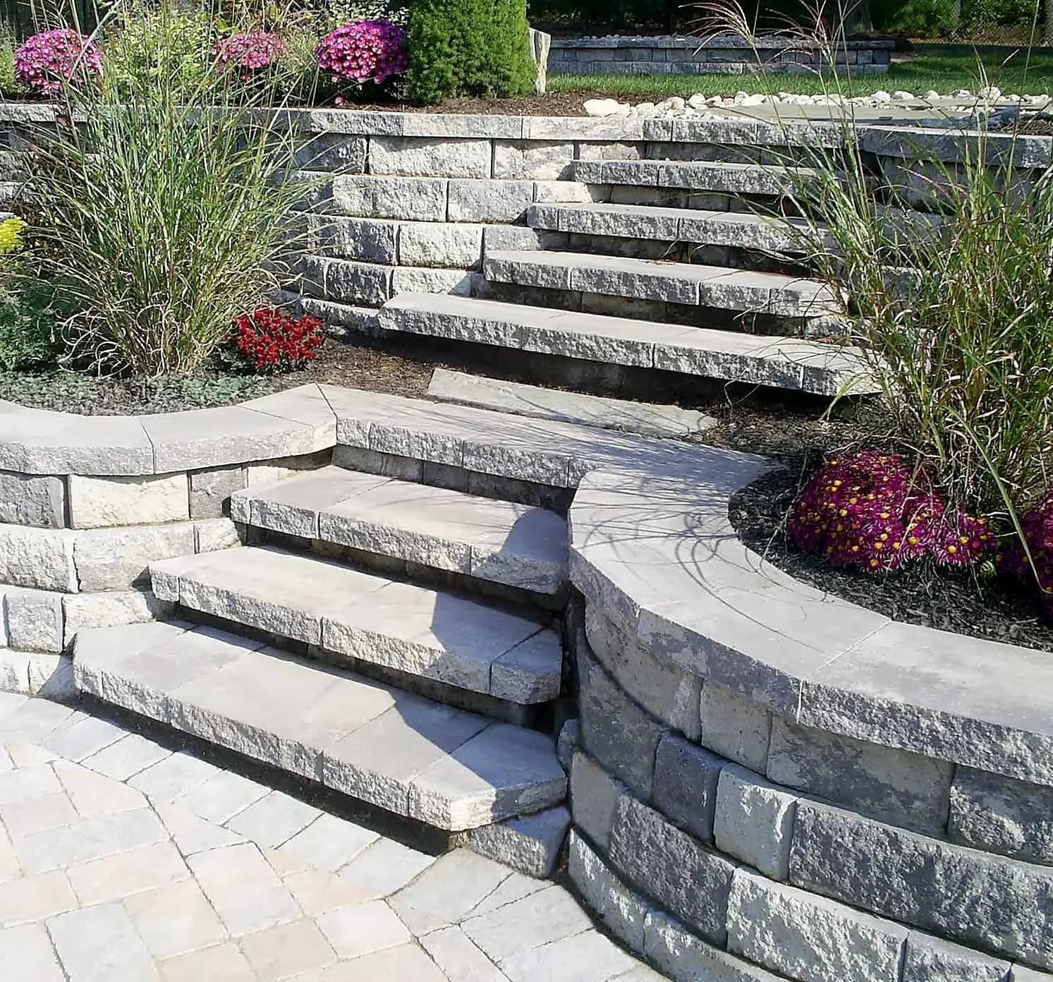 Keystone manufacturer photo: Harington 3-pc walls and steps in Granite Blend
