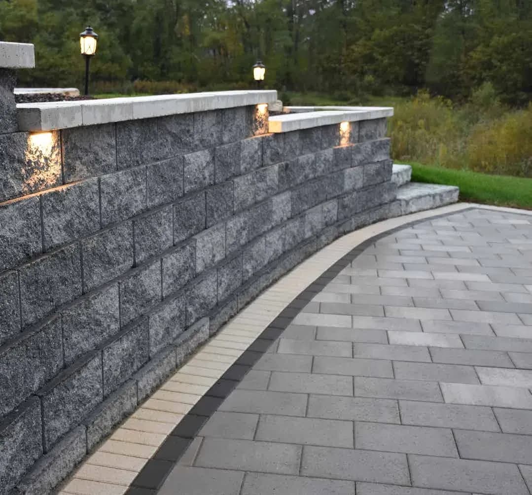 Keystone manufacturer photo: Keystone Compac III wall with cap lights along a paver walkway